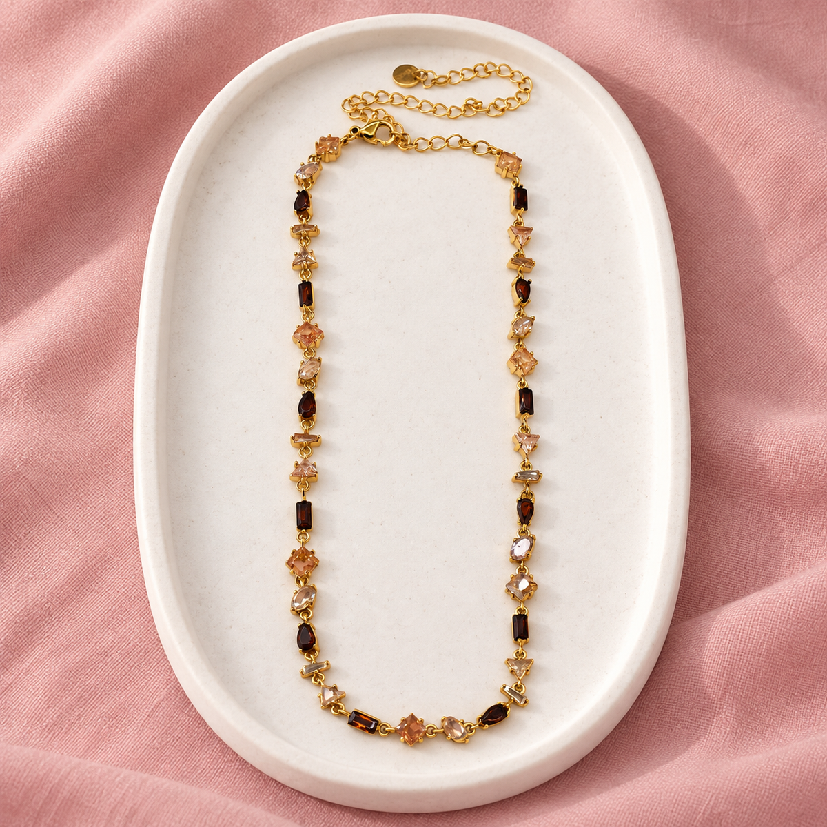 Collier Prisme en acier et strass – Doré – Champagne sur support blanc et fond rose