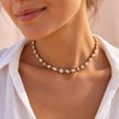 Collier Prisme en acier et strass – Doré – Transparent porté sur femme