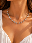 Collier Rosée fleurie argenté porté par une femme