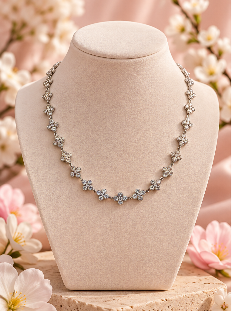 Collier Rosée fleurie argenté sur présentoir ivoire, fleurs scintillantes