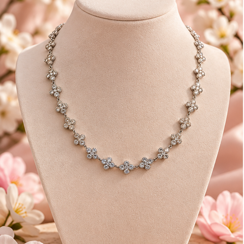 Collier Rosée fleurie argenté sur présentoir ivoire, fleurs scintillantes