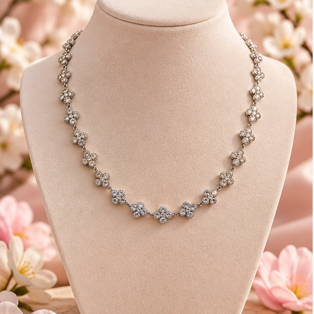 Collier Rosée fleurie argenté sur présentoir ivoire, fleurs scintillantes