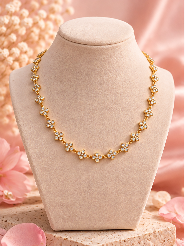 Collier Rosée fleurie doré sur présentoir velours ivoire et fond rose poudré