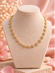 Collier Rosée fleurie doré sur présentoir velours ivoire et fond rose poudré