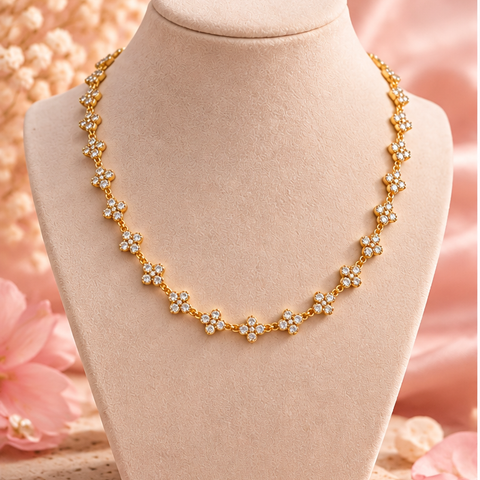 Collier Rosée fleurie doré sur présentoir velours ivoire et fond rose poudré