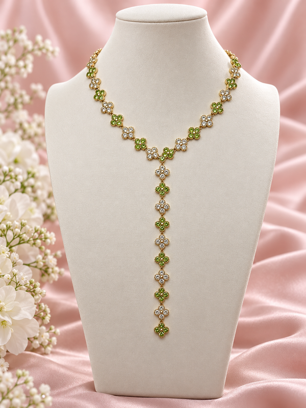 Collier Y Rosée fleurie vert clair sur présentoir