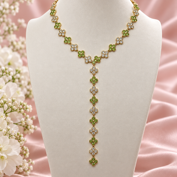 Collier Y Rosée fleurie vert clair sur présentoir