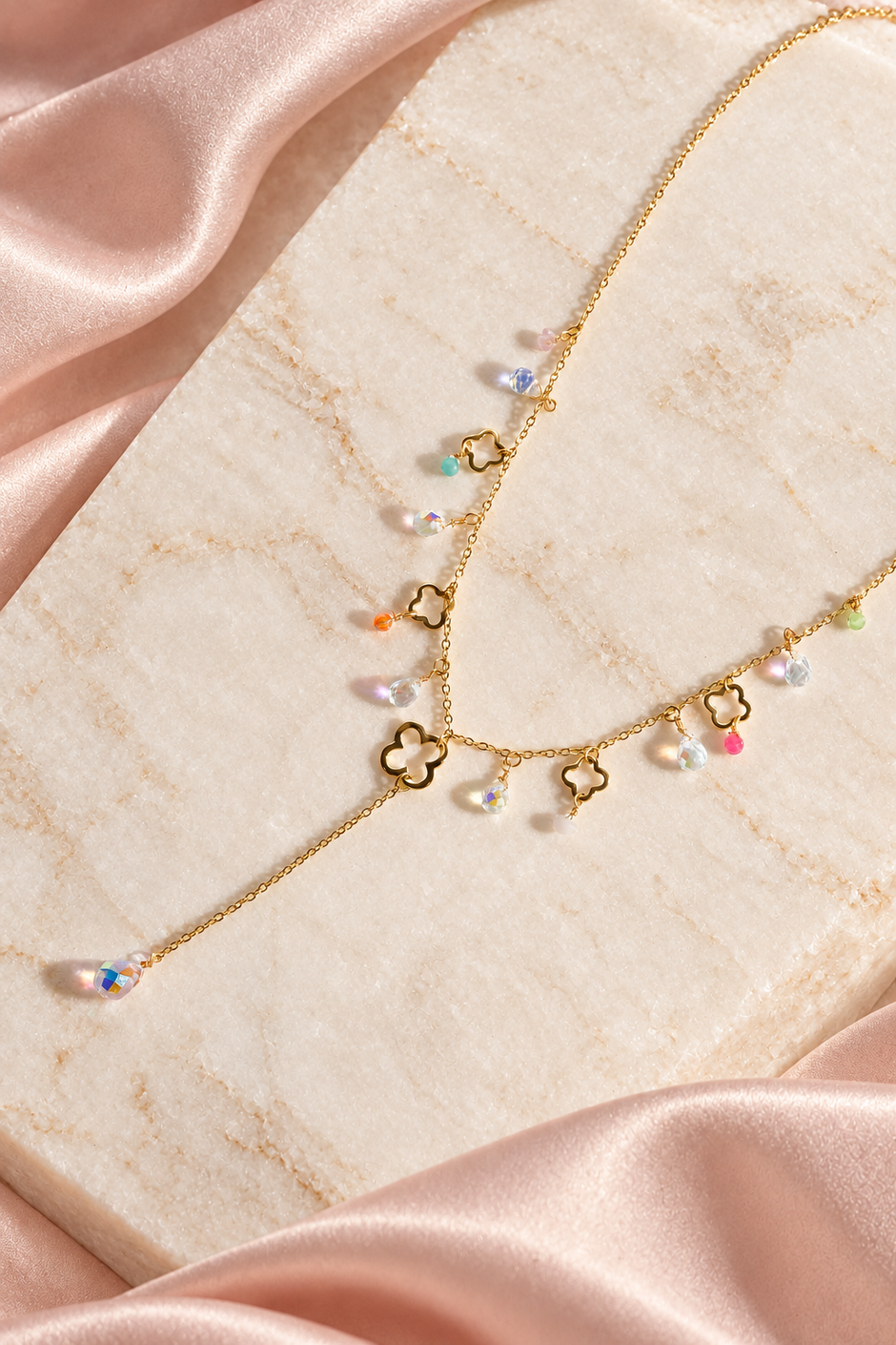 Collier Y Trèfles pastel doré à plat sur pierre ivoire et satin rose