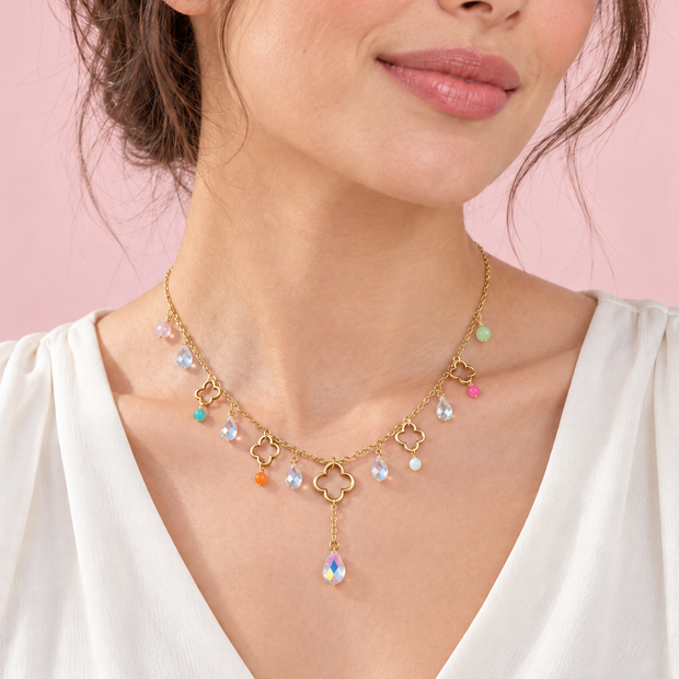 Collier Y Trèfles pastel doré porté, cinq trèfles ajourés et pampilles colorées