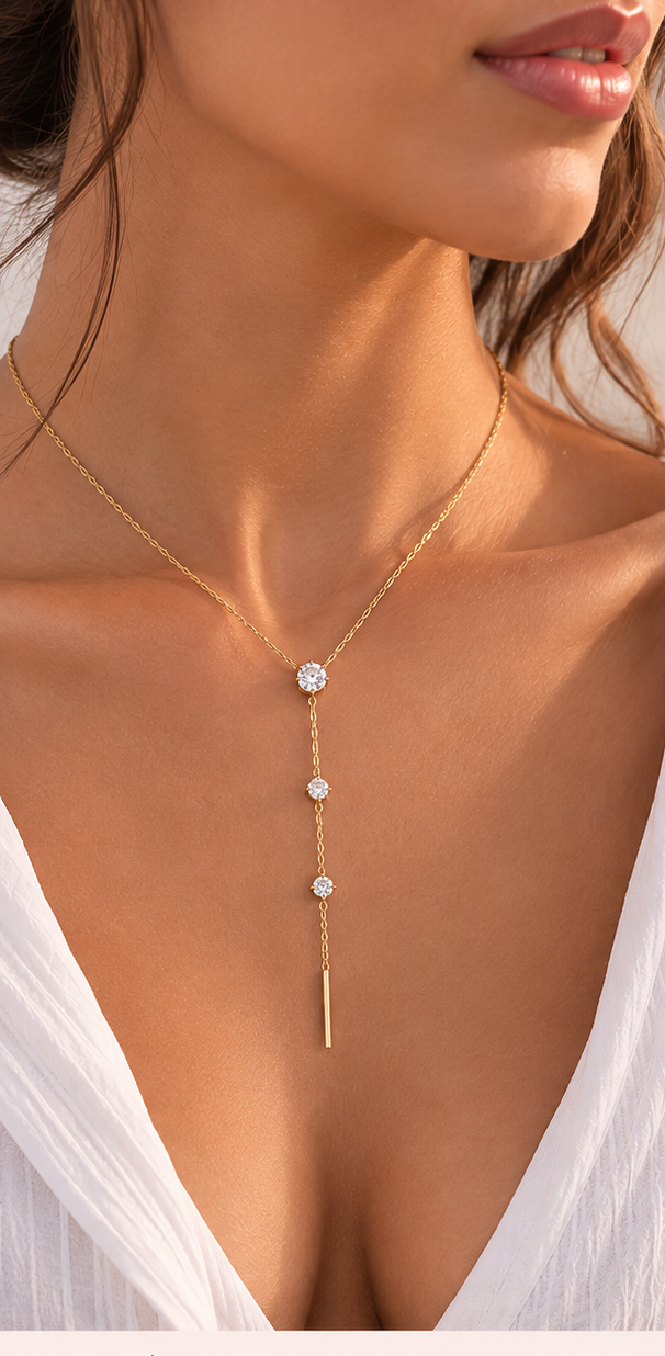 Collier Y Éclat Doré porté sur une femme