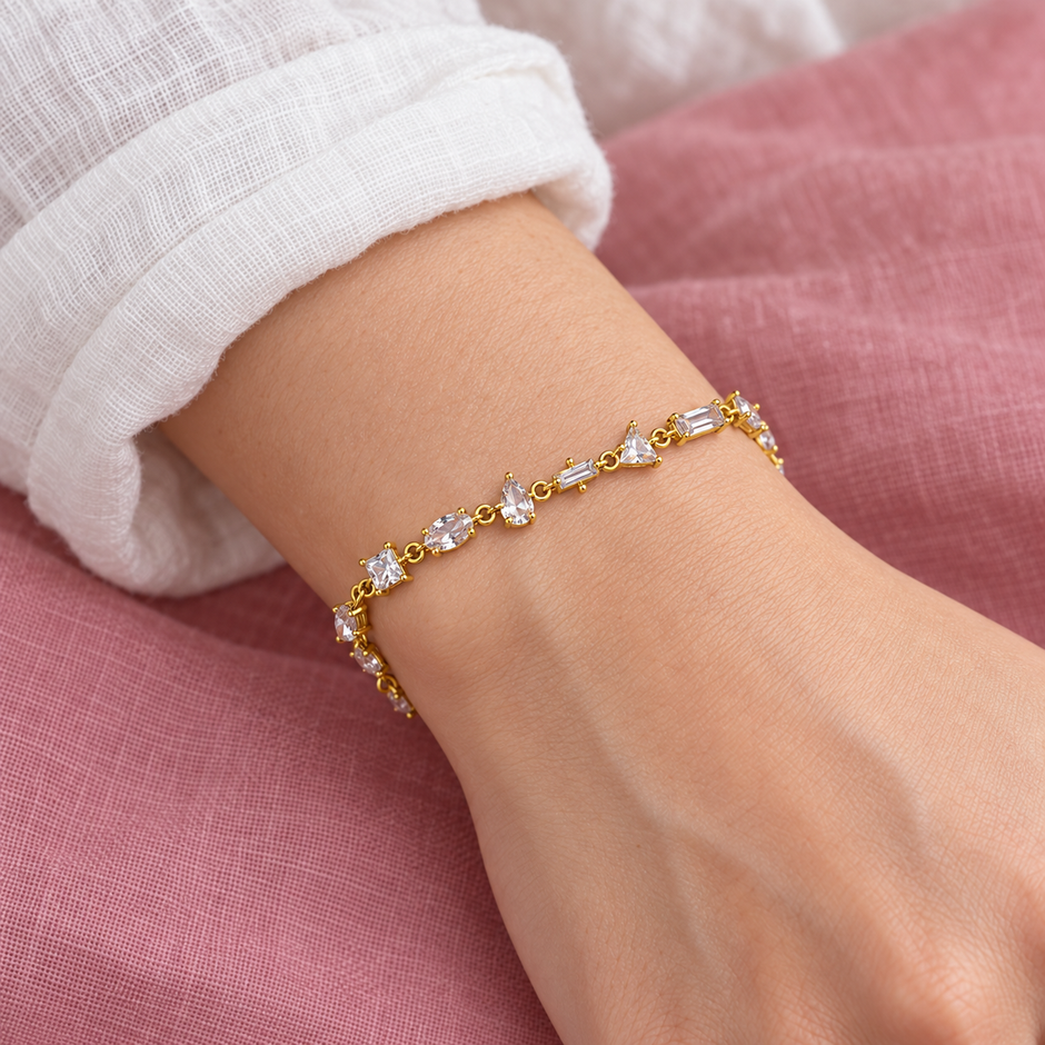 Gourmette Prisme dorée à strass transparents portée au poignet