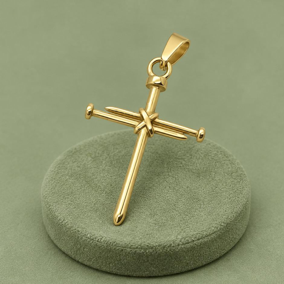 Pendentif croix 3 clous en acier doré sur support vert sauge